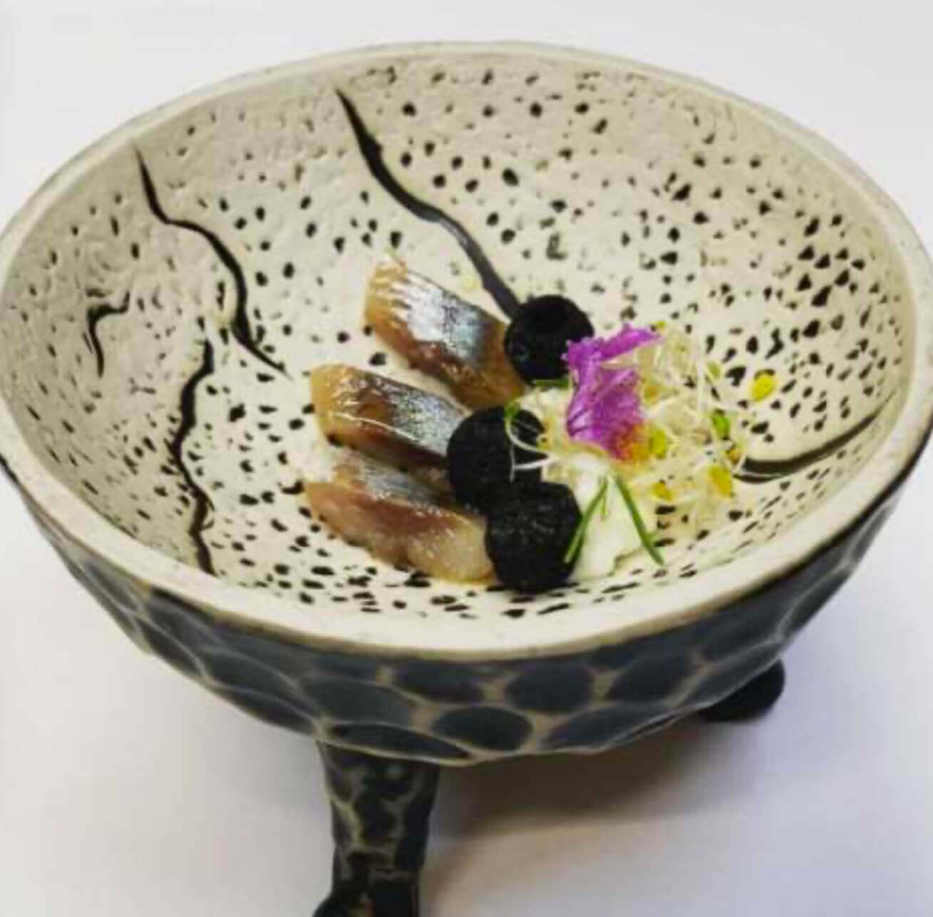 Receta de aceituna Hojiblanca, queso, sardina y humo