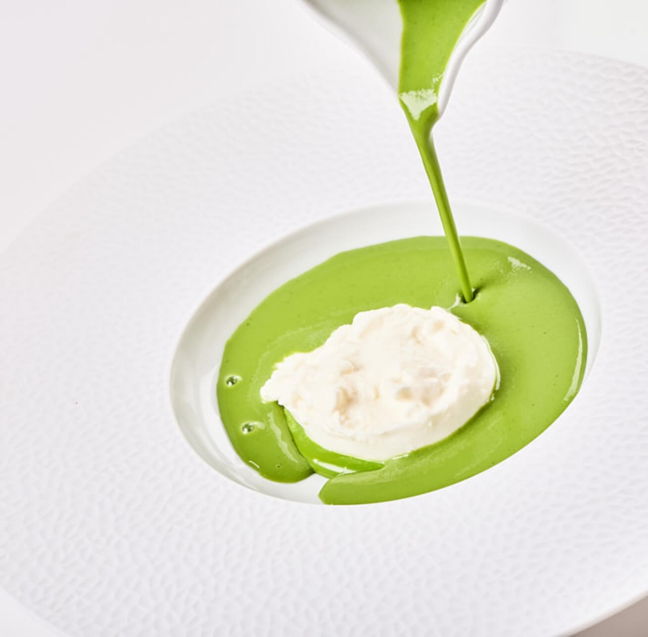 Burrata con Sopa de Pepino, Aceitunas Gordal y Albahaca de Manuel Delfín