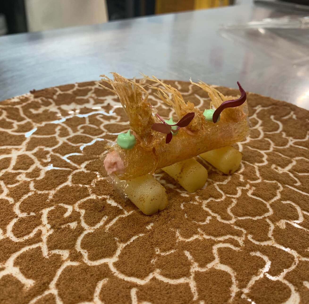 Cilindro de Aceituna Manzanilla relleno de Tapenade de Quisquilla sobre Suelo Andaluz