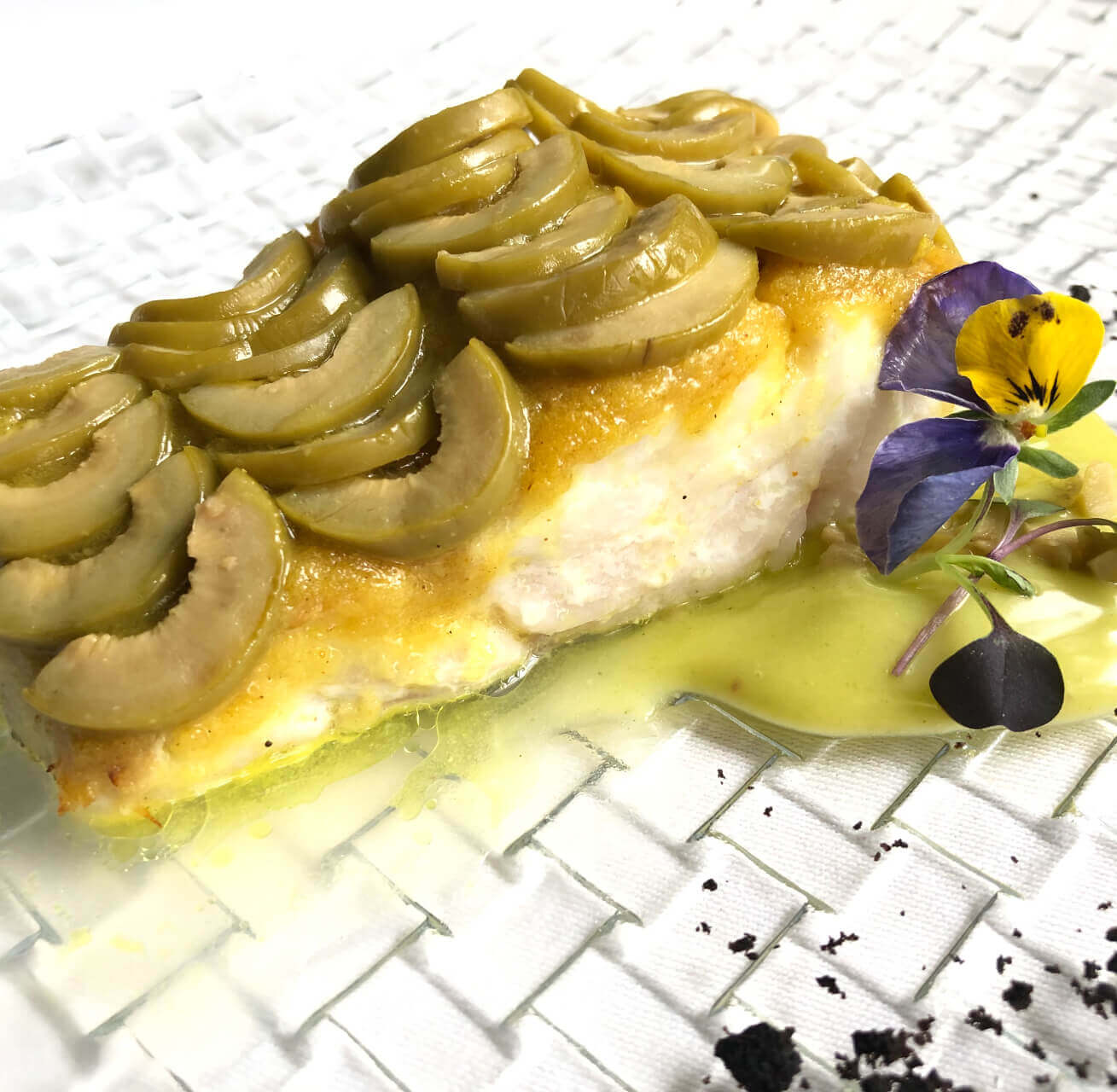 Receta de merluza con escamas de aceituna Gordal al curry