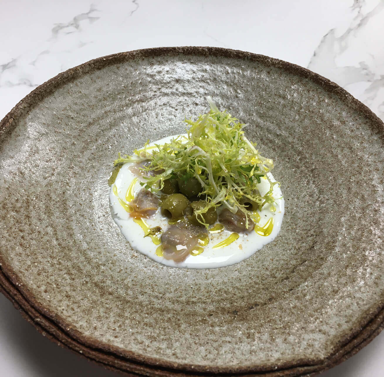 Receta de moluscos al vapor de aceitunas Manzanilla kefir y escarola