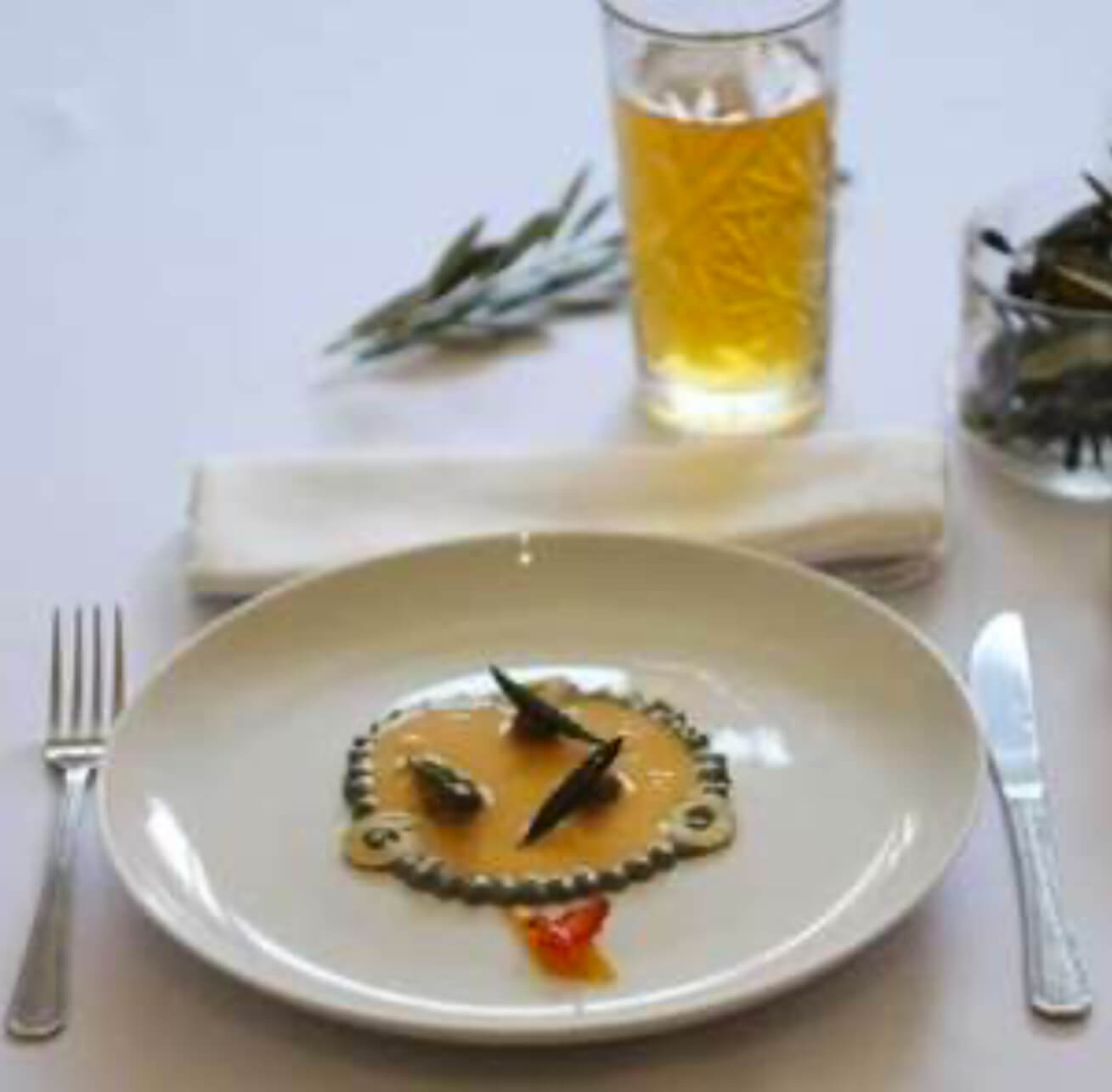 Negroni Bird y Puchero de Aceitunas Gordal con Guarnición de Anchoa Salada y Ahumada