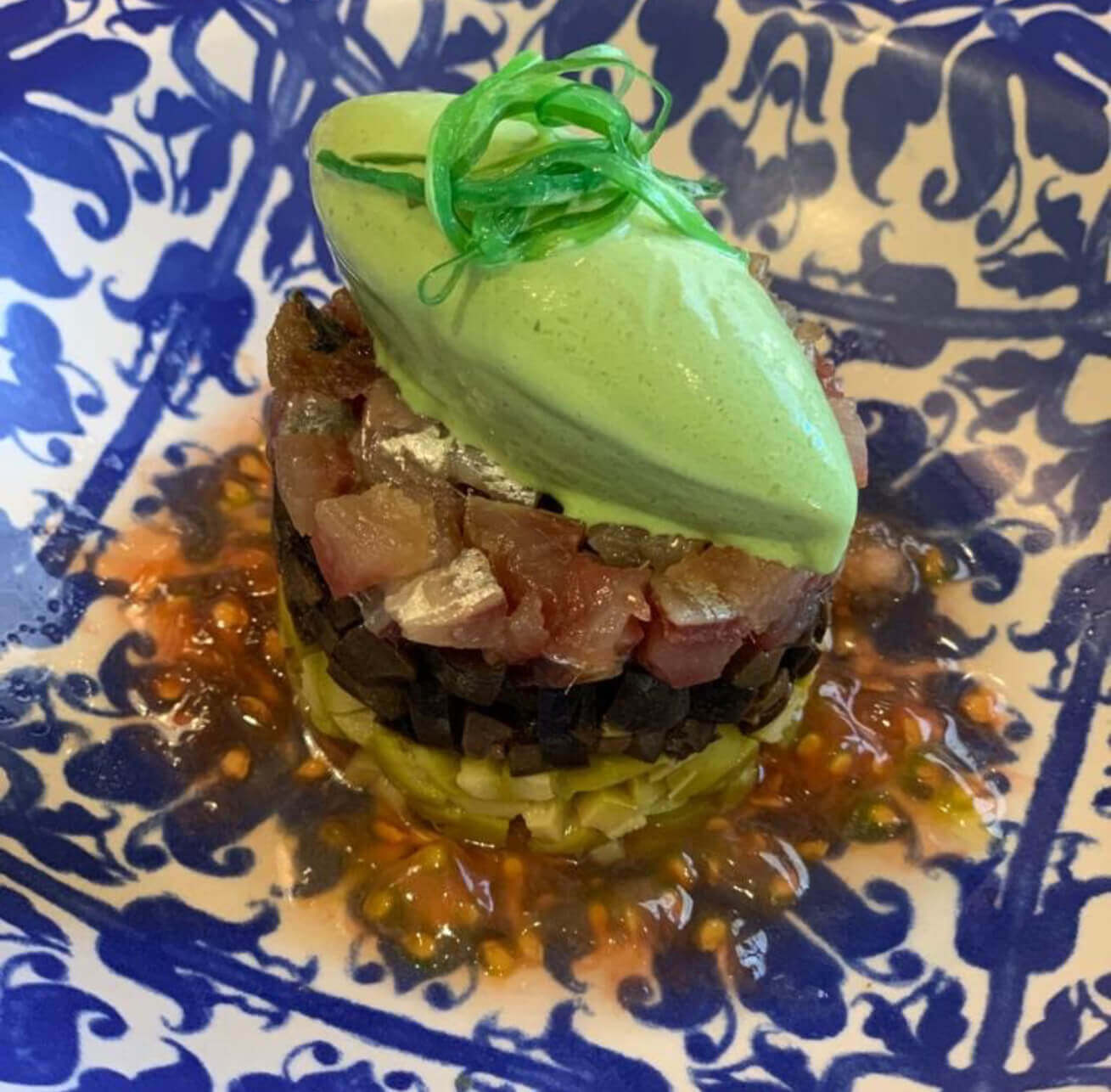 Tartar de aceitunas gordal y negra hojiblanca con sardina en salazón, alga wakame y helado de albahaca