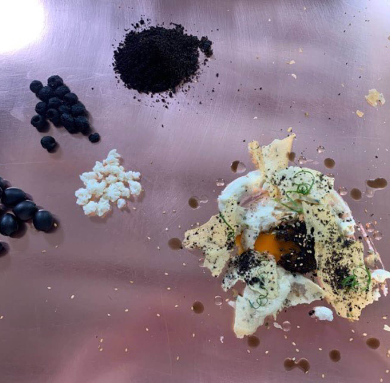 Receta de Yema de Huevo Curada con Aceituna Hojiblanca Negra y Coliflor Trufada