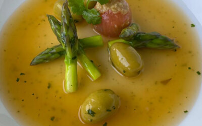 Caldillo de ave y langosta al ají curicano, con aceitunas Manzanilla y espárragos verdes.