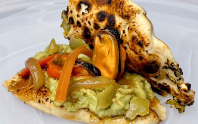 Guacaoliva de aceitunas Gordal con mejillón en escabeche cítrico sobre Naan de aceitunas Gordal.