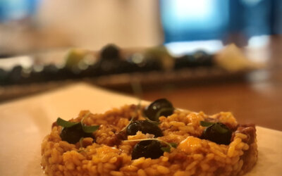 Arroz con picadillo de ibérico, jamón y aceitunas Hojiblanca.