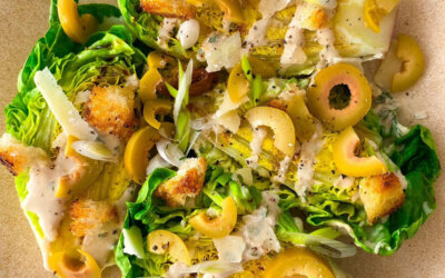 Cogollos con salsa de tahini con pan tostado y aceitunas Gordal